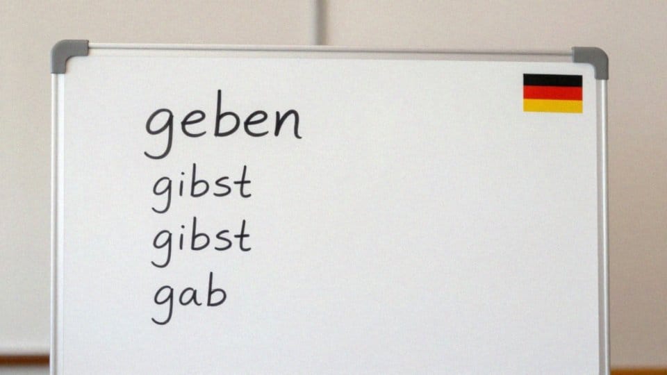 Jak odmienia się 'geben' i czy jest nieregularny?