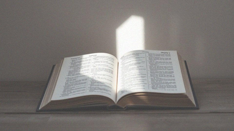 Jak 'ohyda' odnosi się do przymiotnika 'ohydny'?