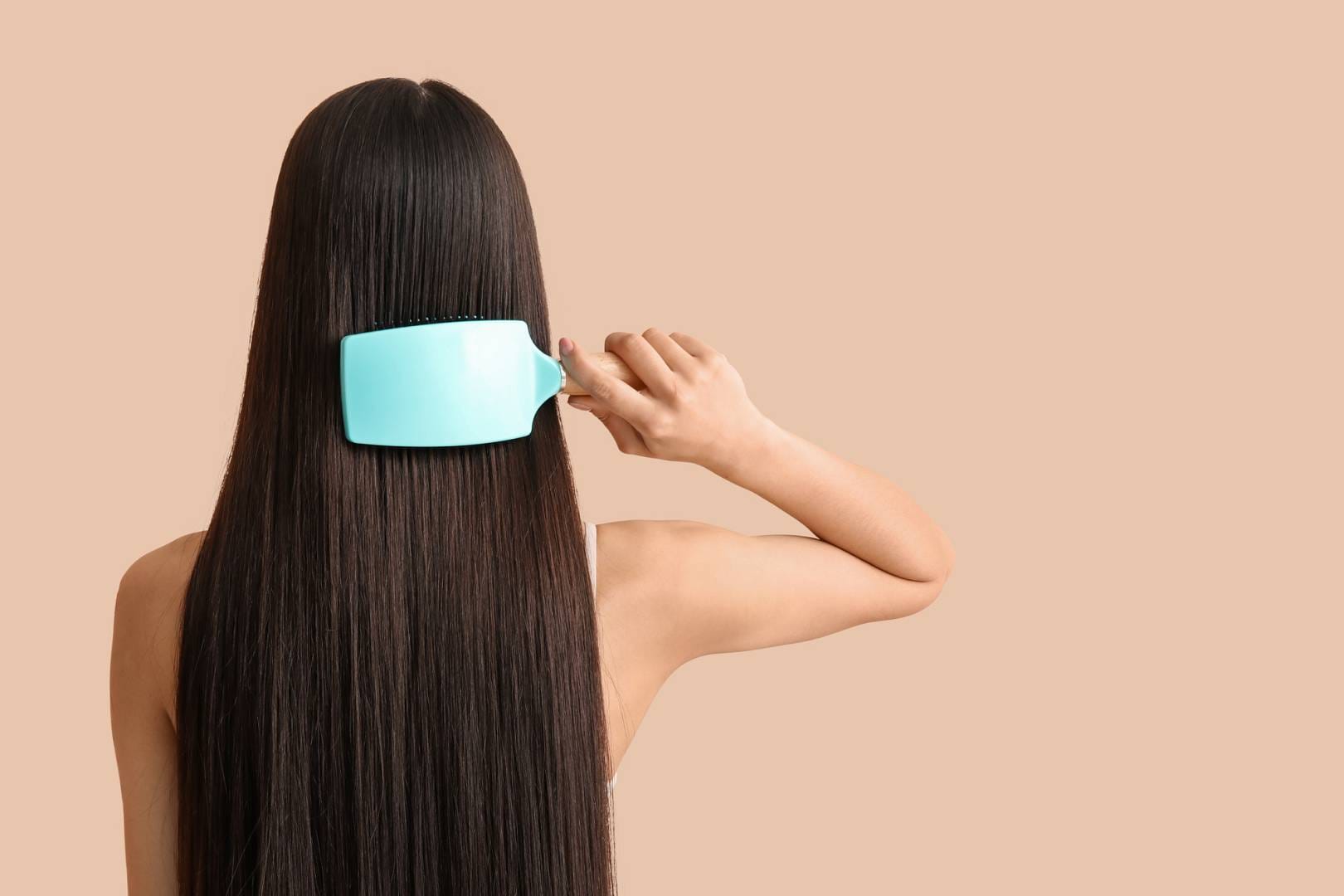 ​Szampon koloryzujący ciemny brąz – jak odświeżyć kolor między farbowaniami?