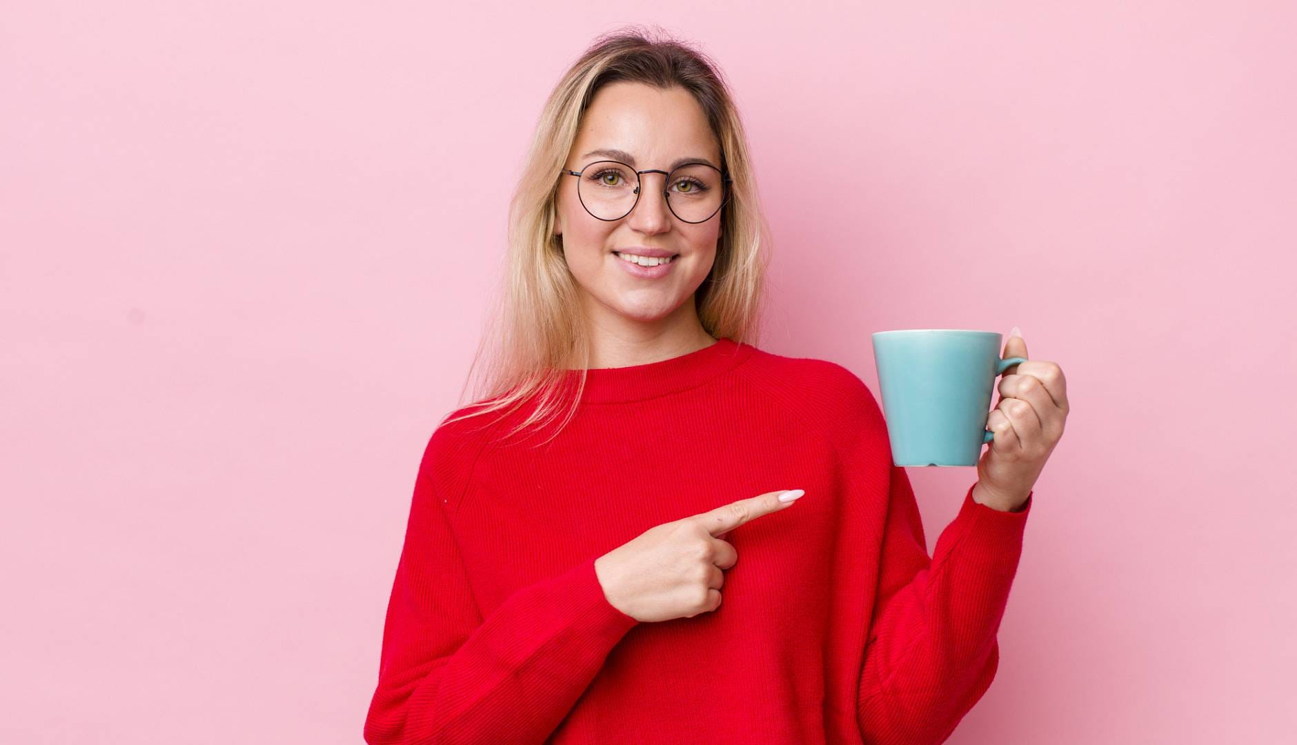 Poranek z Twoją marką – dlaczego personalizowane kubki z logo to najskuteczniejszy sposób na obecność w codziennym życiu klienta?